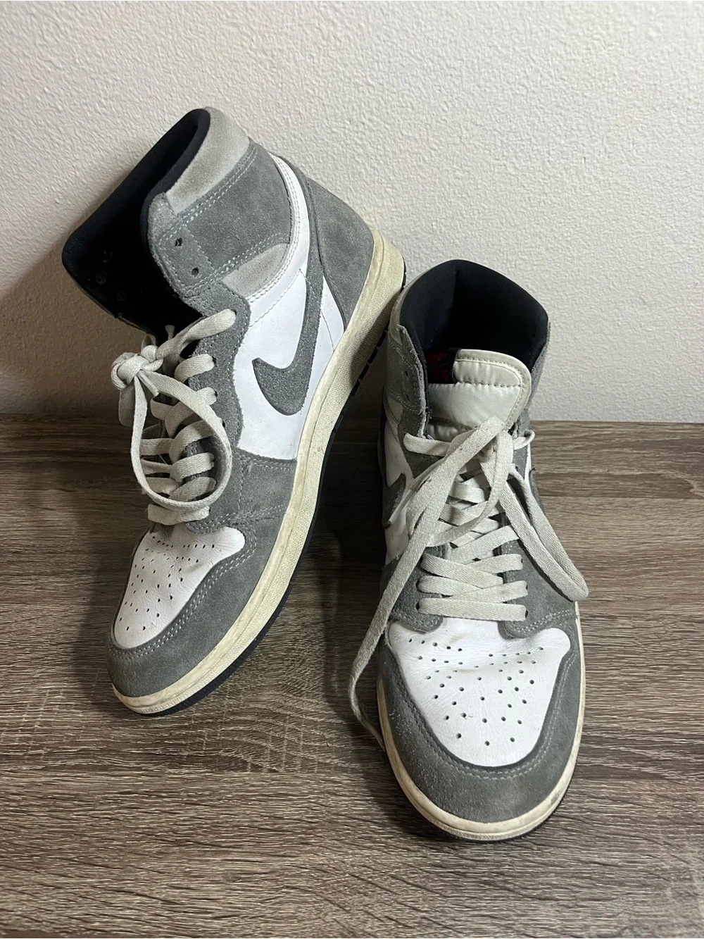 Nike Men’s Suede Gray and White Hi-Top Sneakers 🌵10.5
